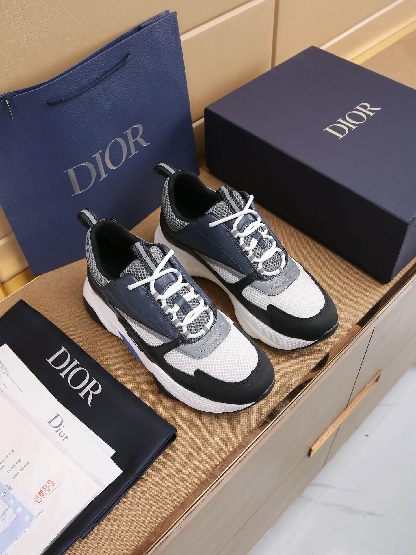 Factory price: 460💰Dior’s top version of D’s b22 men’s sports shoes. Inspired by retro running styles, the chunky low-top silhouette features gray calf leather and blue and white mesh fabric uppers, atop a black, white and blue engraved rubber sole. Nylon ribbon accents the blue mesh tongue and heel counter, and a "dio~" logo appears on the side. Pair it with a suit for a striking contrast and add a sportswear-chic edge to your look. The thick sole can be about 4cm~ Size: 38-45, [46, 47 customized]